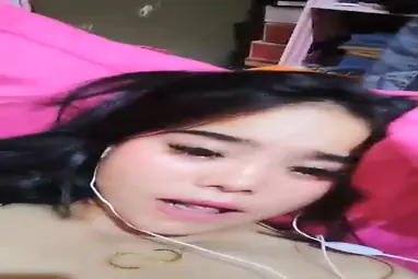Pamer Memek Basah Live Pake Earphone Putih